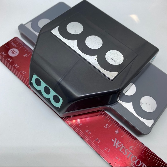 EK Success Tools Edger Punch - Circles - Picture 4 of 6